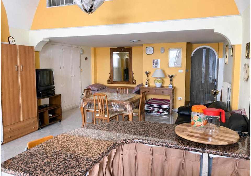 Communal lounge/ TV room, TV and multimedia, Kitchen or kitchenette, Dining area, Evening entertainment, wardrobe