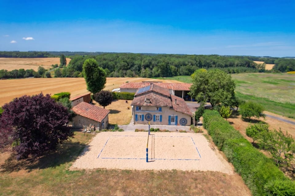 So Villa Chez Penet 16 - Piscine exterieure - Beach Volley - 1h de Bordeaux - 30p Villa in Nouvelle-Aquitaine