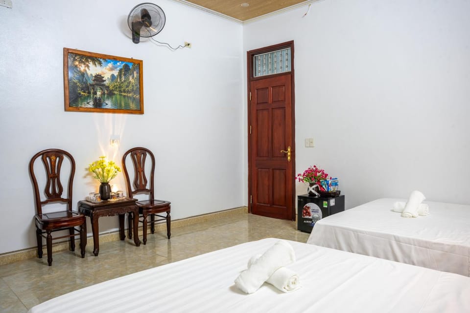 Bed, Bedroom, towels, air conditioner