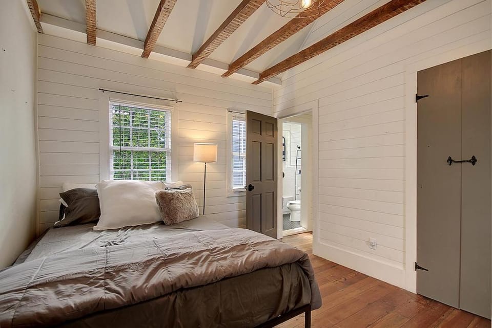 4 Blocks from King Street, Classic, Cool, Quiet Apartment in Charleston