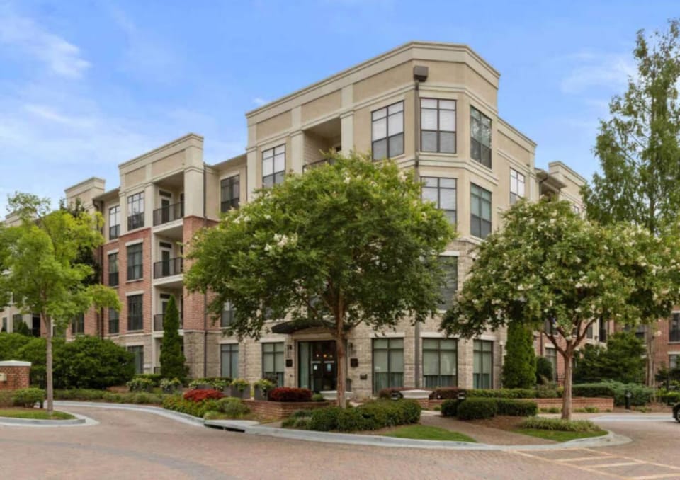 Cozy King Perimeter Center Suite Apartment in Dunwoody