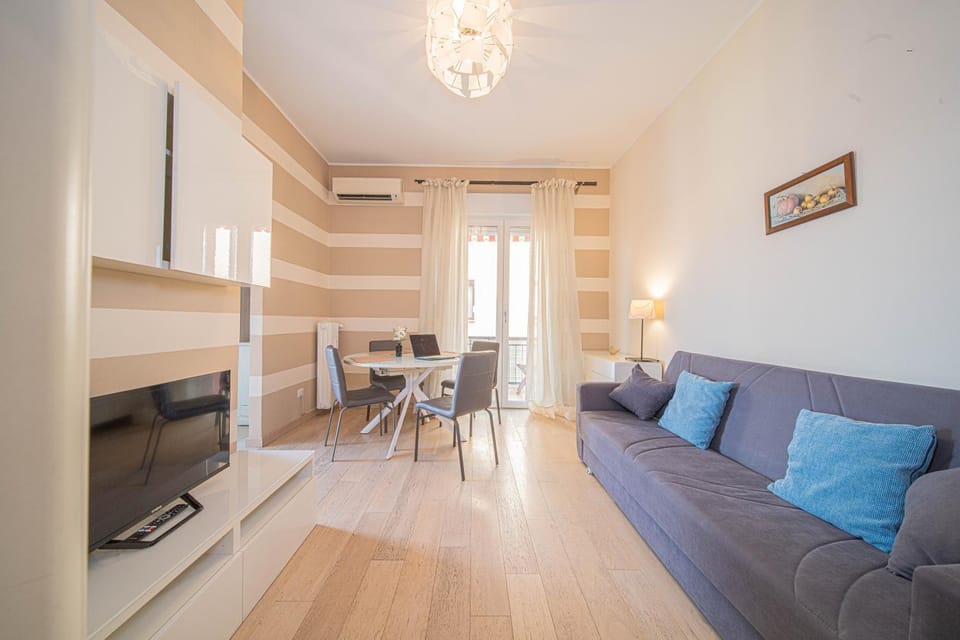 Communal lounge/ TV room, TV and multimedia, Living room, Seating area, Dining area, air conditioner