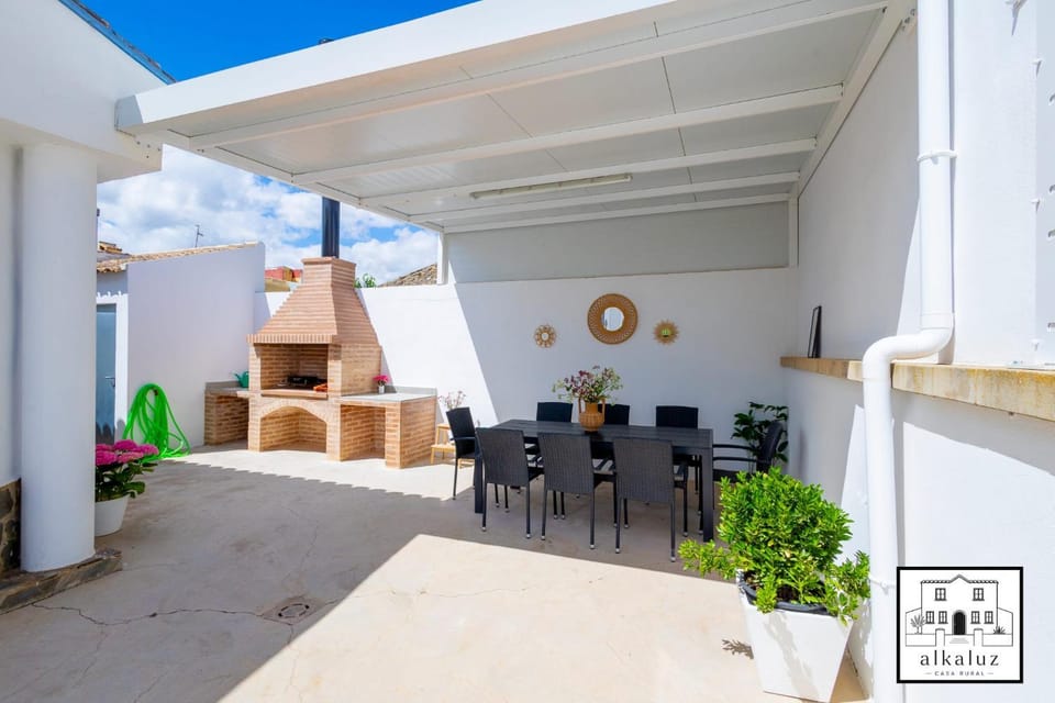 Property building, Patio, Day, BBQ facilities, View (from property/room), Balcony/Terrace, Balcony/Terrace, Living room, Swimming pool, acessibility