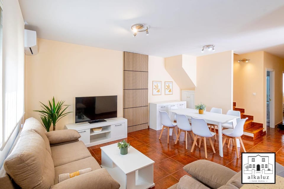 Communal lounge/ TV room, TV and multimedia, Living room, Seating area, Dining area