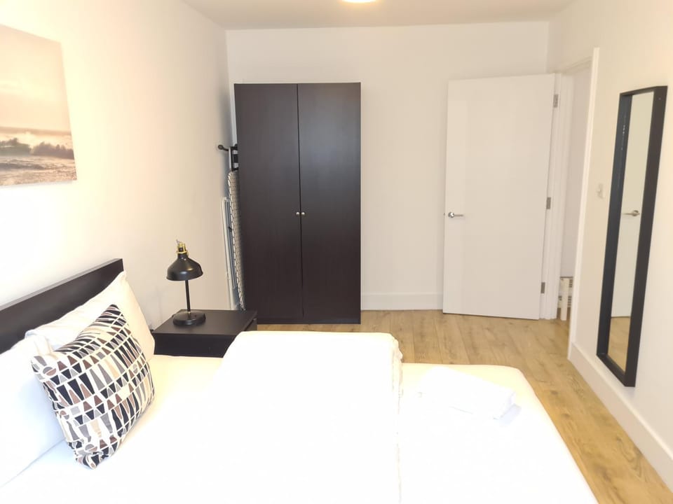Photo of the whole room, Bedroom, wardrobe