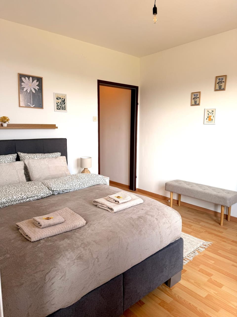 Bed, Photo of the whole room, Bedroom, towels