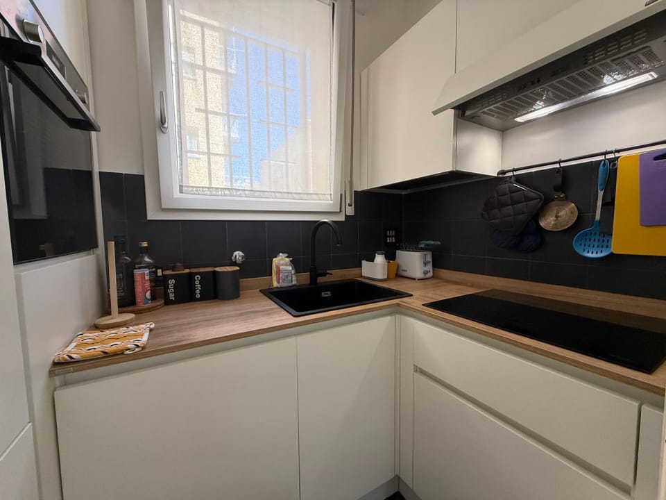 Kitchen or kitchenette, dishwasher, stove