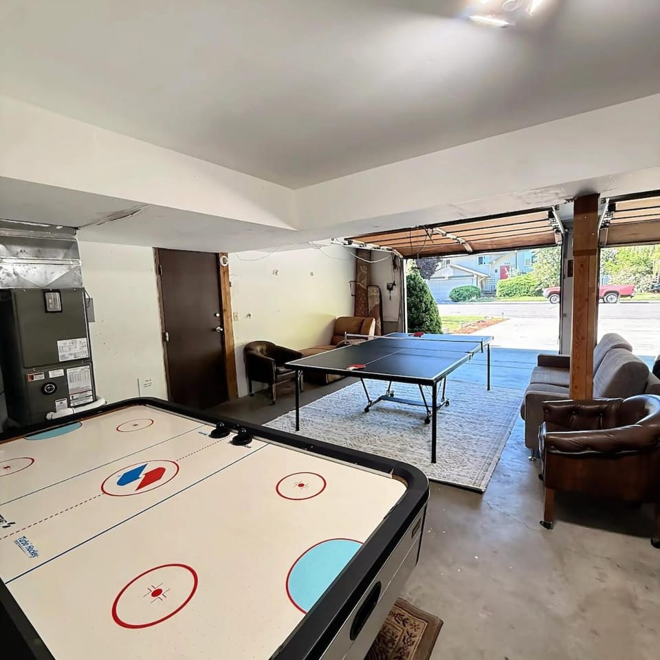 Game Room, Table tennis, Seating area