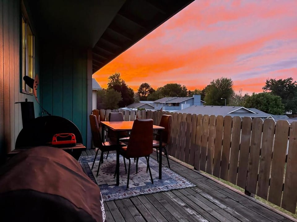 Balcony/Terrace, Seating area, Dining area, Sunrise, Sunset