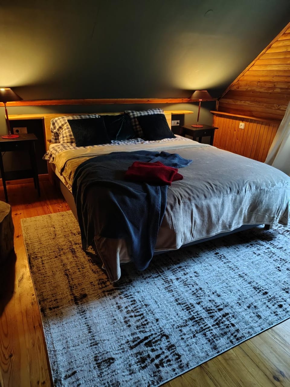 Photo of the whole room, Bedroom