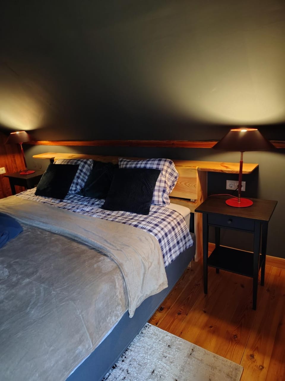 Photo of the whole room, Bedroom