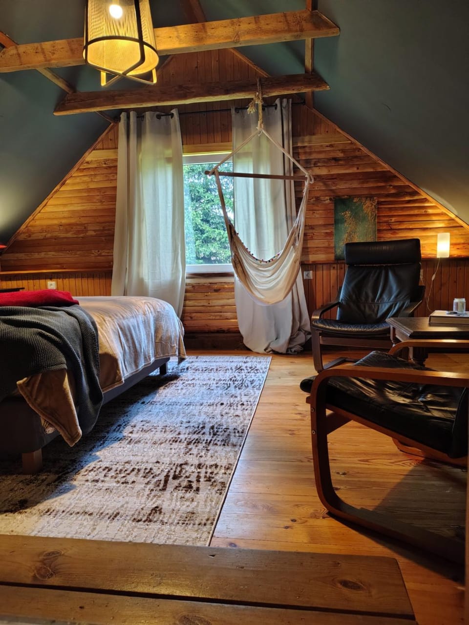 Photo of the whole room, Bedroom