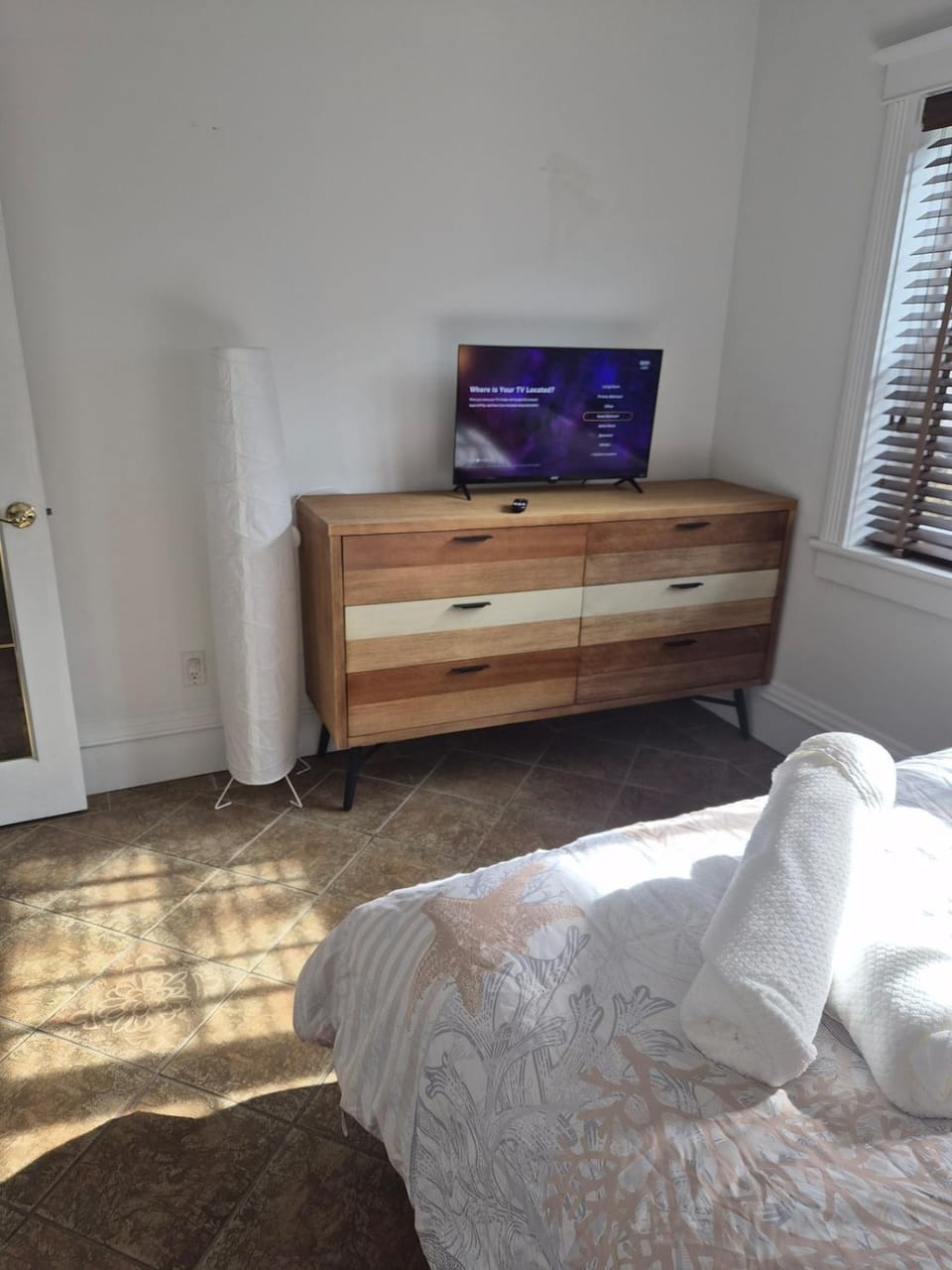 Bed, TV and multimedia, Bedroom
