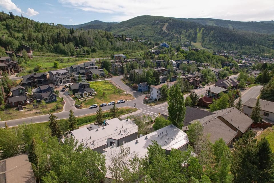 Property building, Neighbourhood, City view, Mountain view, Location