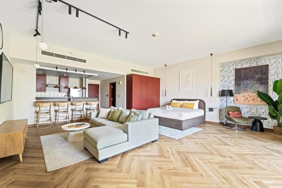 Chic JBR Studio Steps from the Beach and The Walk Apartment in Dubai