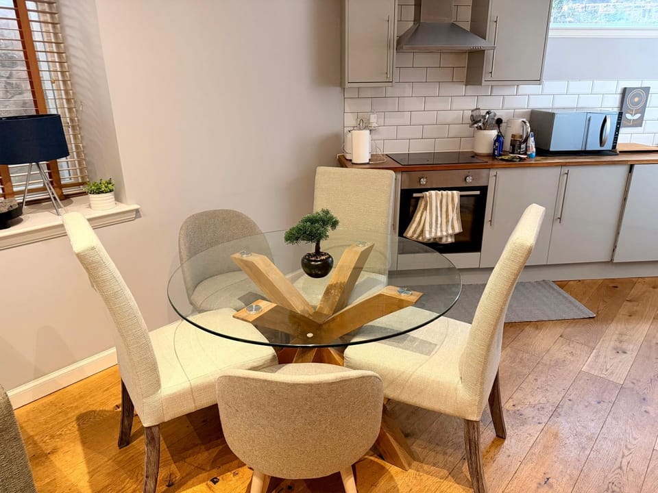 Kitchen or kitchenette, Living room, Seating area, Dining area, stove, toaster