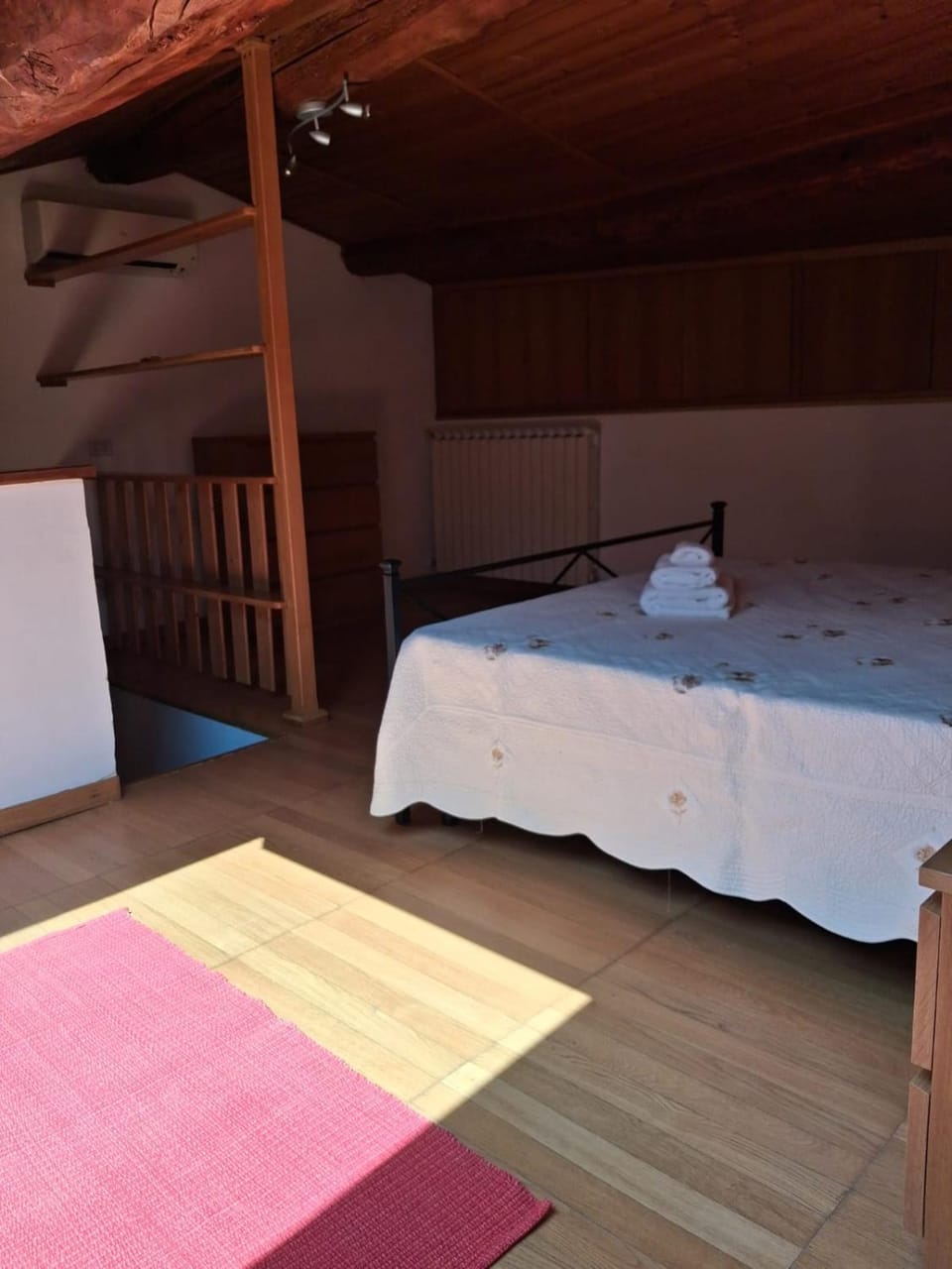 Bed, Bedroom, towels