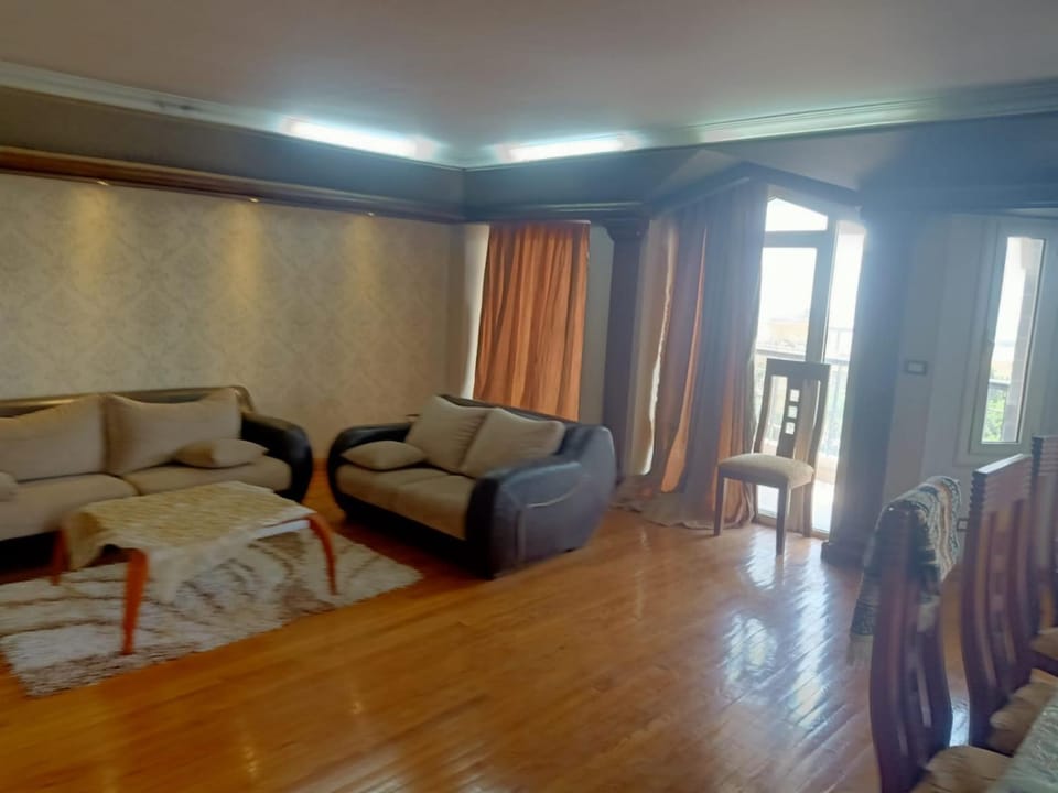 شقة جبل المقطم فيو رائع مفتوح تري الأهرامات و القاهرة في منطقة القصور Apartment in Cairo Governorate