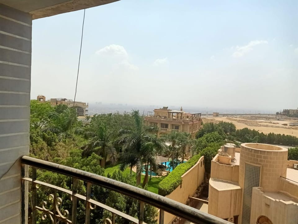 شقة جبل المقطم فيو رائع مفتوح تري الأهرامات و القاهرة في منطقة القصور Apartment in Cairo Governorate