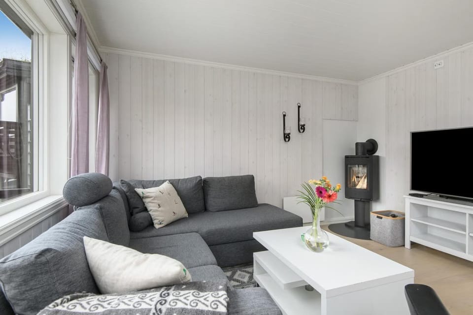 TV and multimedia, Living room, Seating area, fireplace