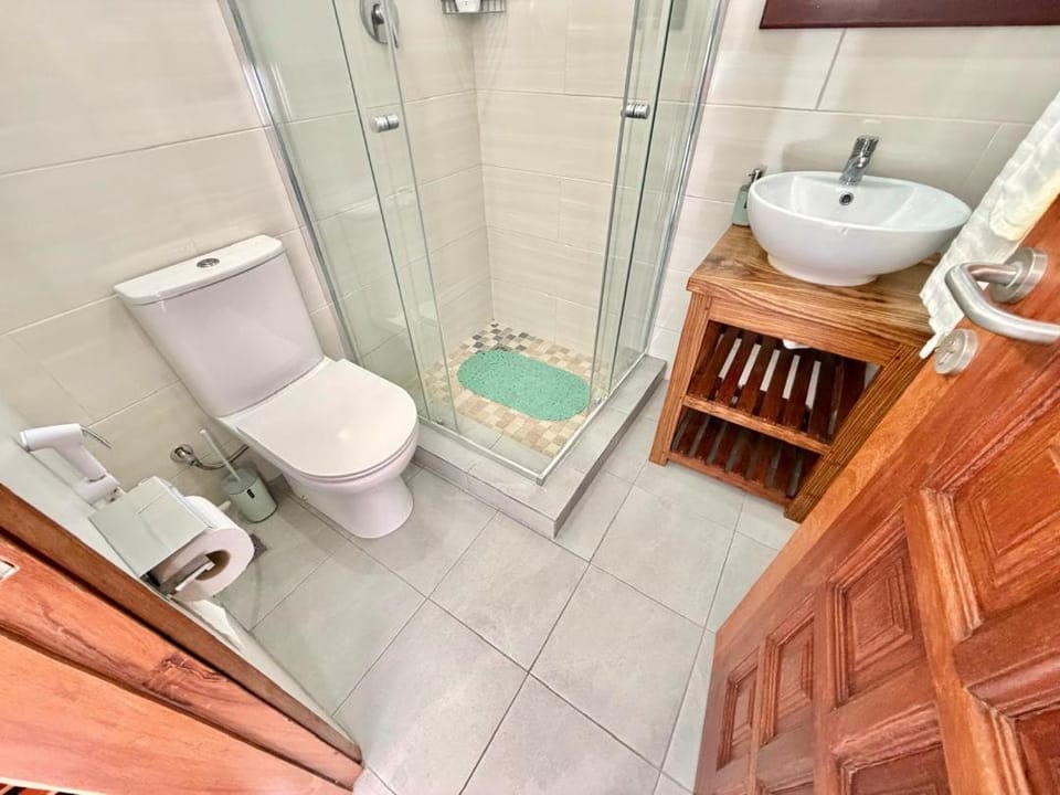Shower, Toilet