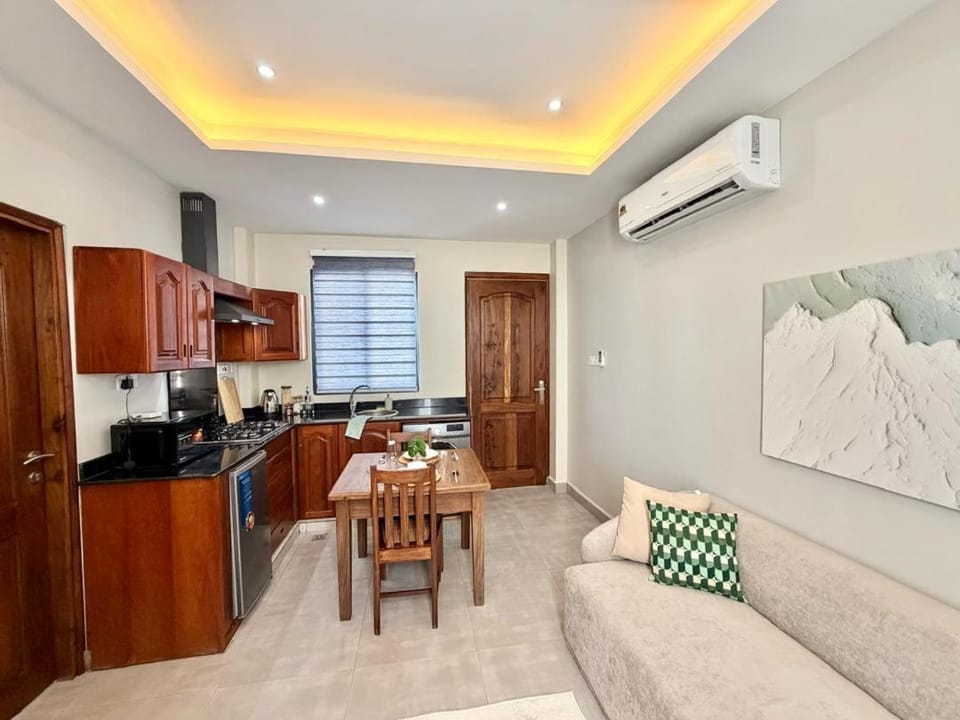 Kitchen or kitchenette, Dining area, air conditioner