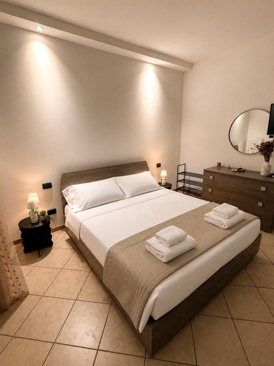 Bed, Photo of the whole room, Bedroom, towels