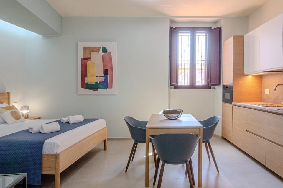 Kitchen or kitchenette, Photo of the whole room, Dining area