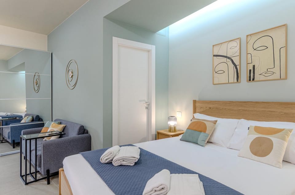 Bed, Photo of the whole room, Bedroom, towels