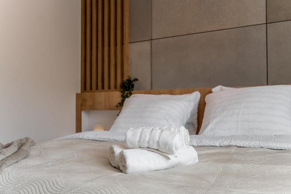 Bedroom, towels