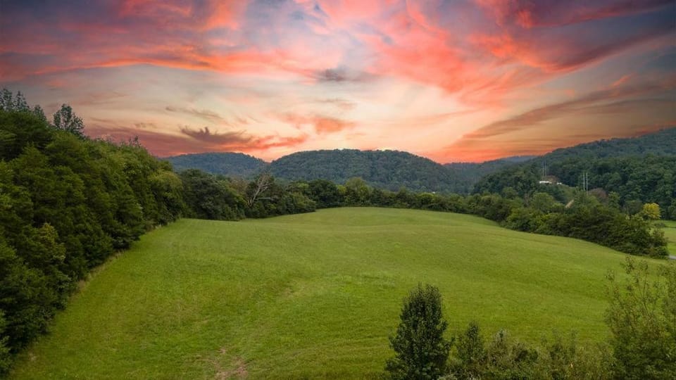 Heated 84F Pool Views Game Room Hot Tub Chalet in Pigeon Forge