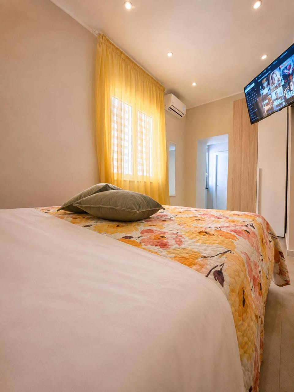 Communal lounge/ TV room, Bed, TV and multimedia, Photo of the whole room, Evening entertainment, Bedroom