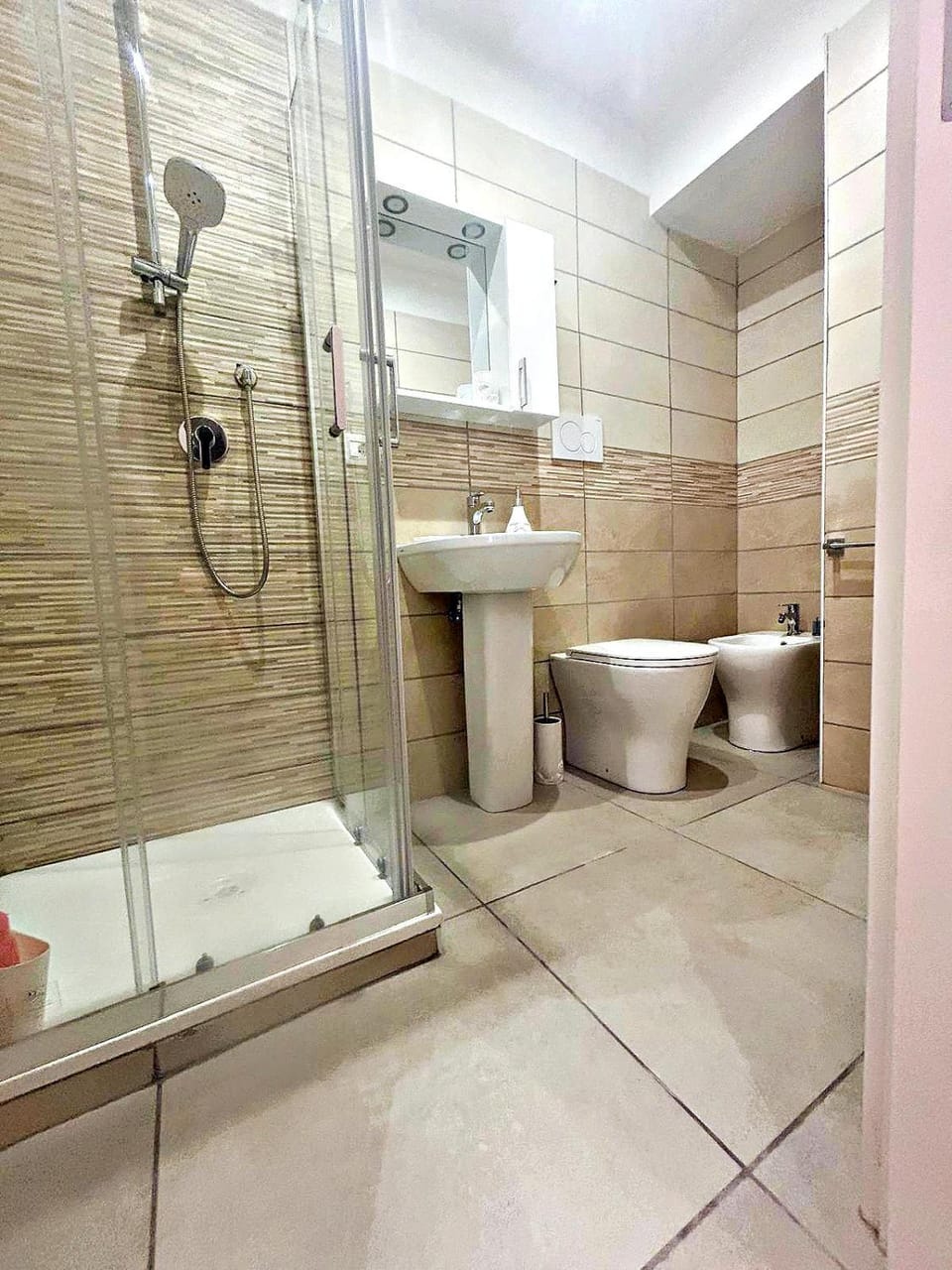 Shower, Toilet, Bathroom, Bath, towels