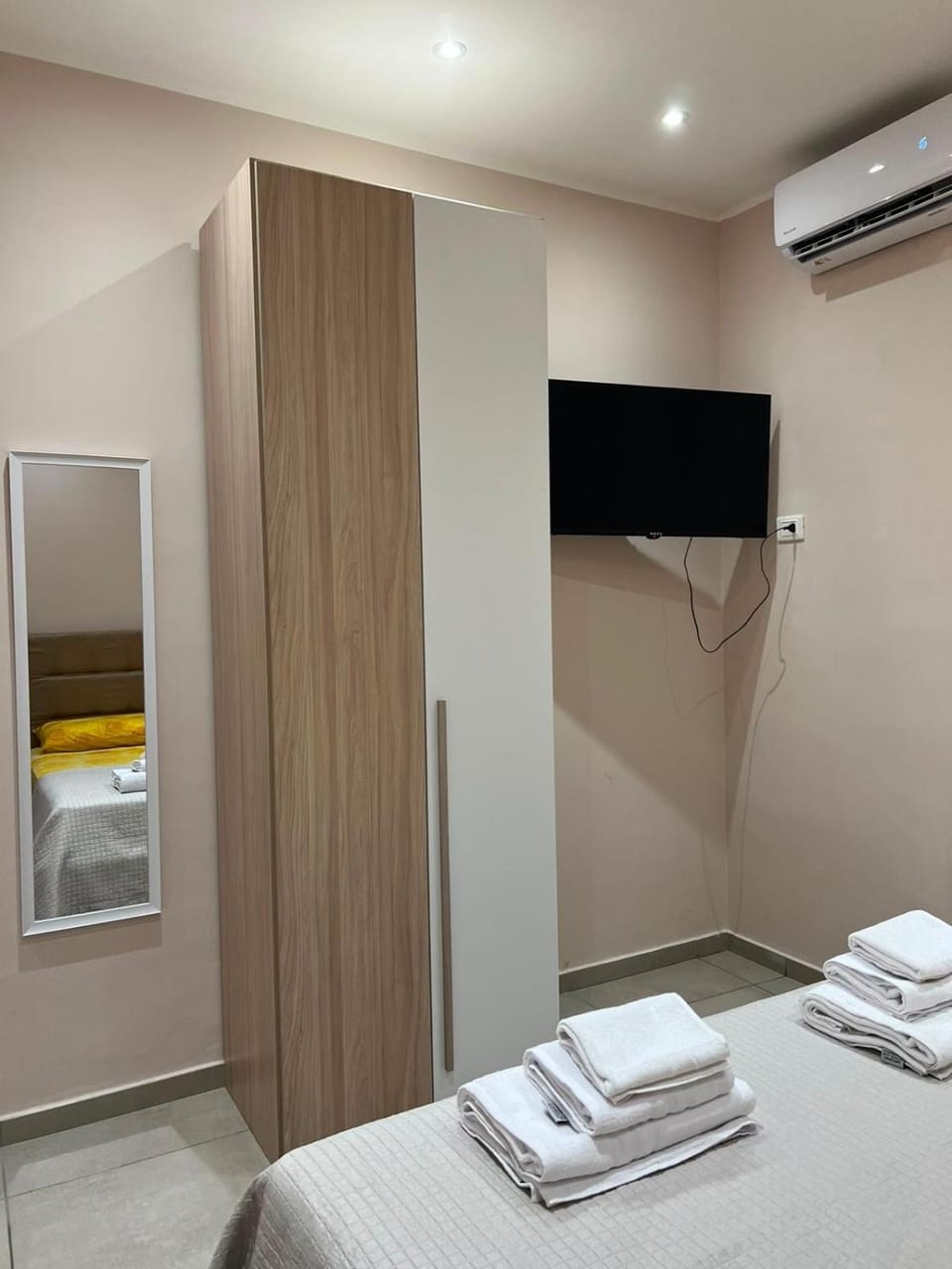Communal lounge/ TV room, Bed, TV and multimedia, Photo of the whole room, Evening entertainment, Bedroom, towels, wardrobe, air conditioner