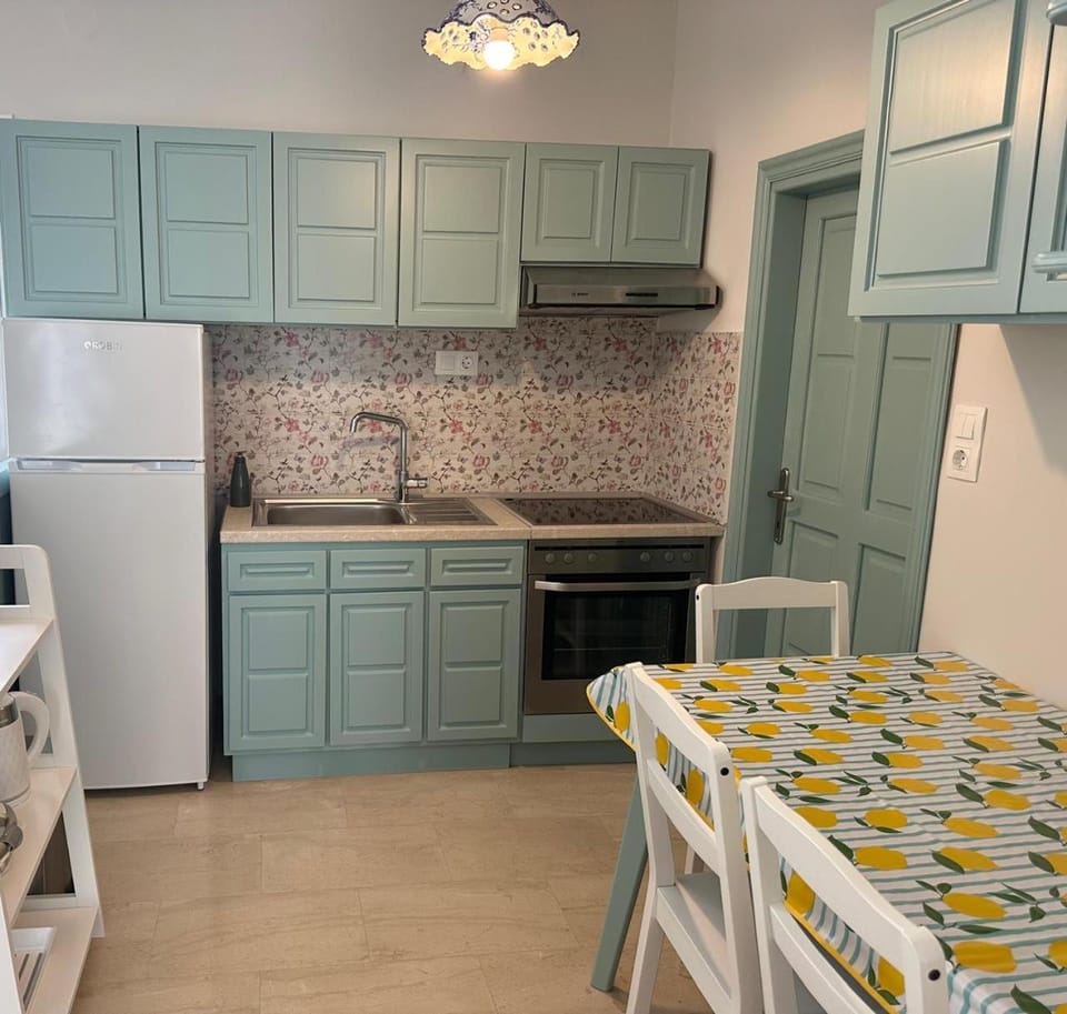 Kitchen or kitchenette, Dining area, oven, stove