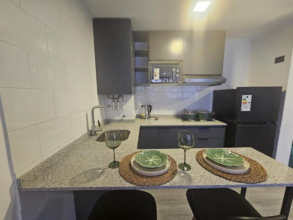 Coffee/tea facilities, Kitchen or kitchenette, Dining area, stove