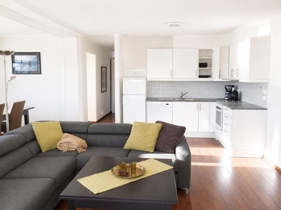 Coffee/tea facilities, Kitchen or kitchenette, Living room, Seating area, oven, stove