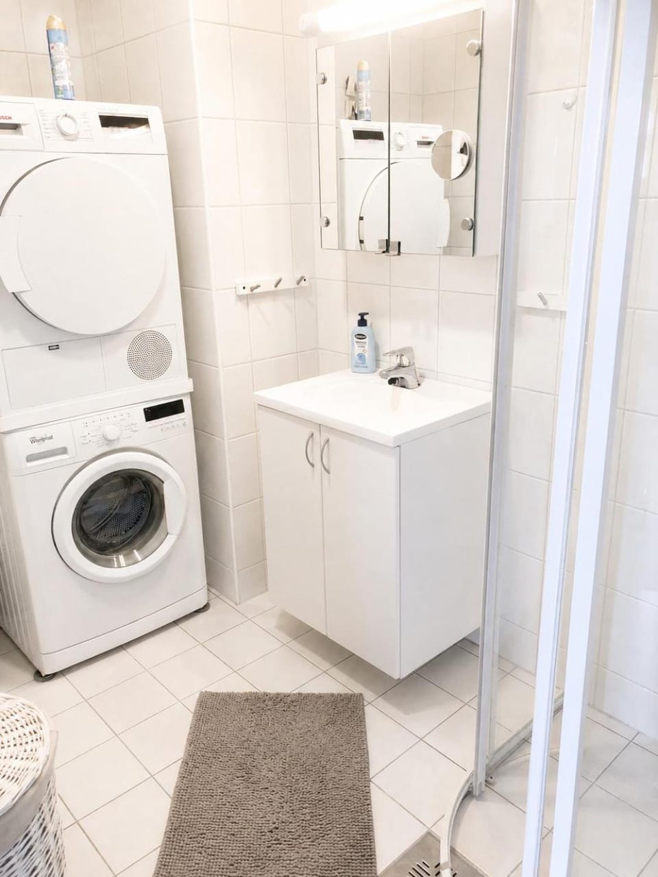 Shower, Bathroom, washing machine, dryer