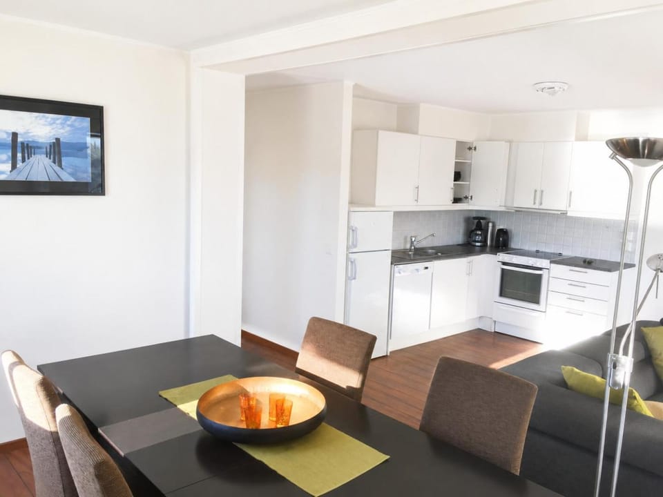Coffee/tea facilities, Kitchen or kitchenette, Dining area, oven, stove