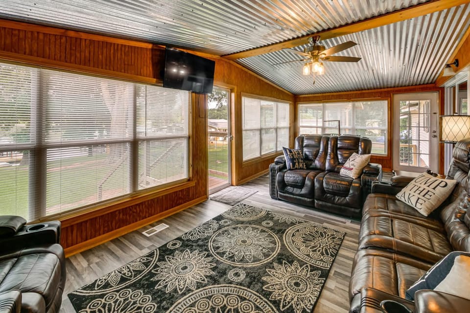 Dock & Outdoor Bar! Lake Blackshear Getaway House in Lake Blackshear