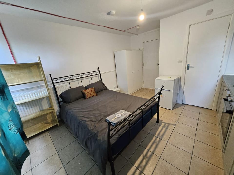 Porthleven Studio Apartment in Milton Keynes