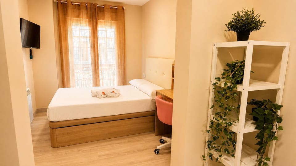 Bed, TV and multimedia, Photo of the whole room, Bedroom, towels