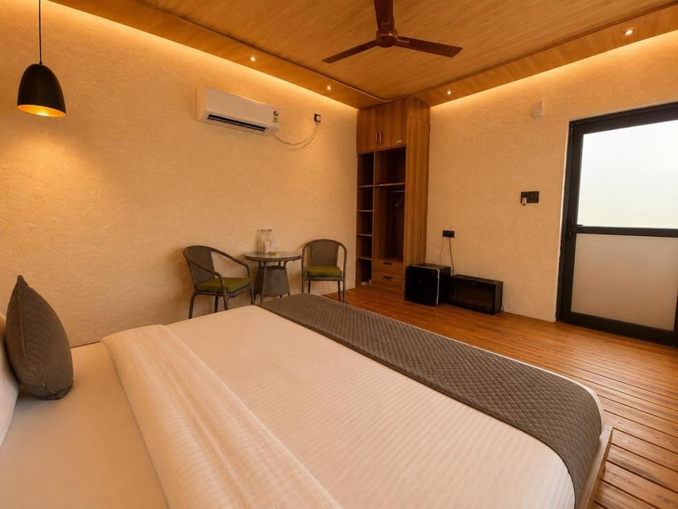Bed, Photo of the whole room, Bedroom, air conditioner