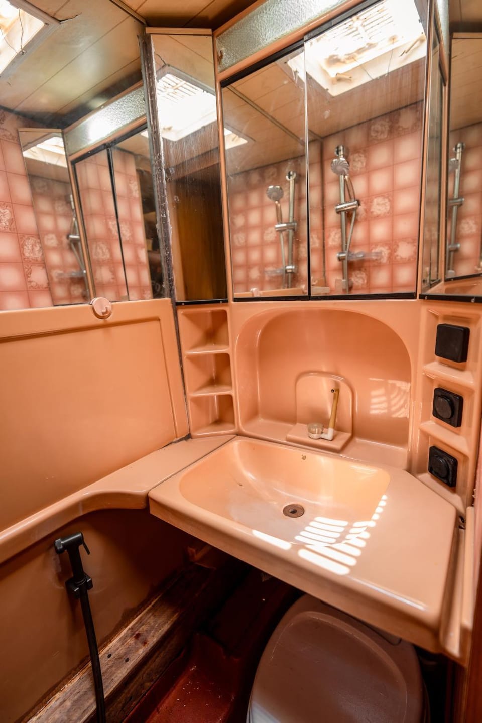 Noma Caravans - A Luxury Caravan Stay in the outdoors Capsule hotel in Oman