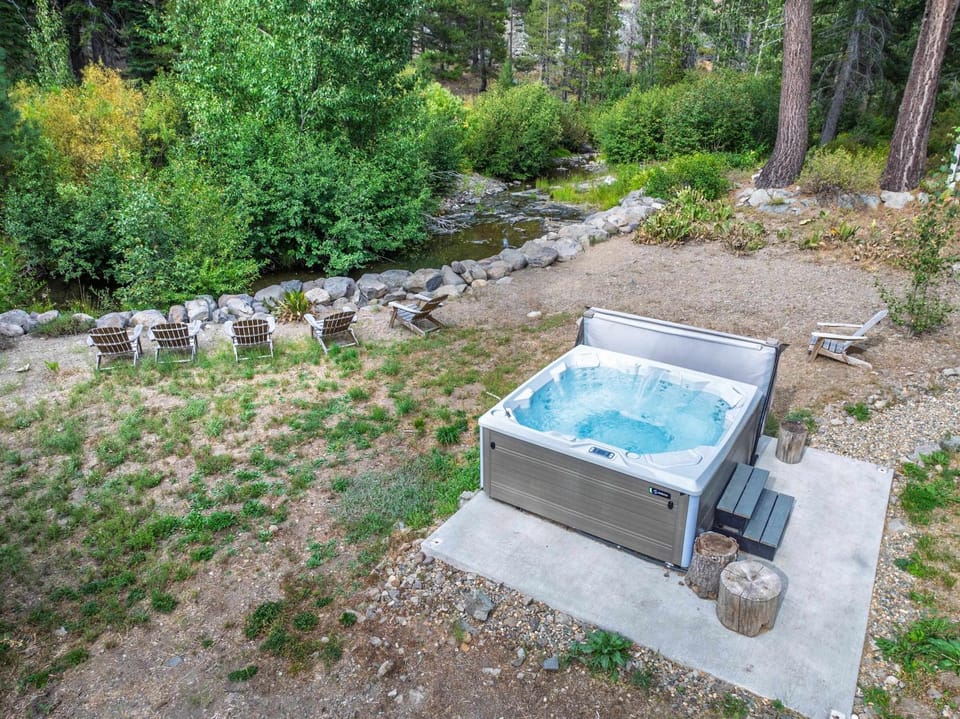 The Wildhaus Dog Friendly Creekside Hot Tub Chalet House in Sierra Nevada