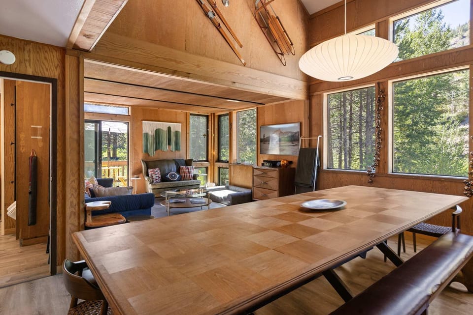 The Wildhaus Dog Friendly Creekside Hot Tub Chalet House in Sierra Nevada