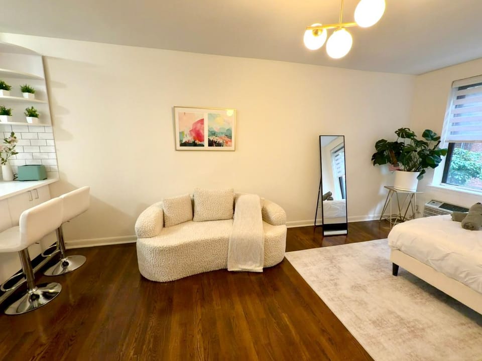 COZY CUTE STUDIO IN MIDTOWN EAST MANHATTAN ELEVATOR LAUNDRY STEPS to SUBWAY Apartment in Midtown