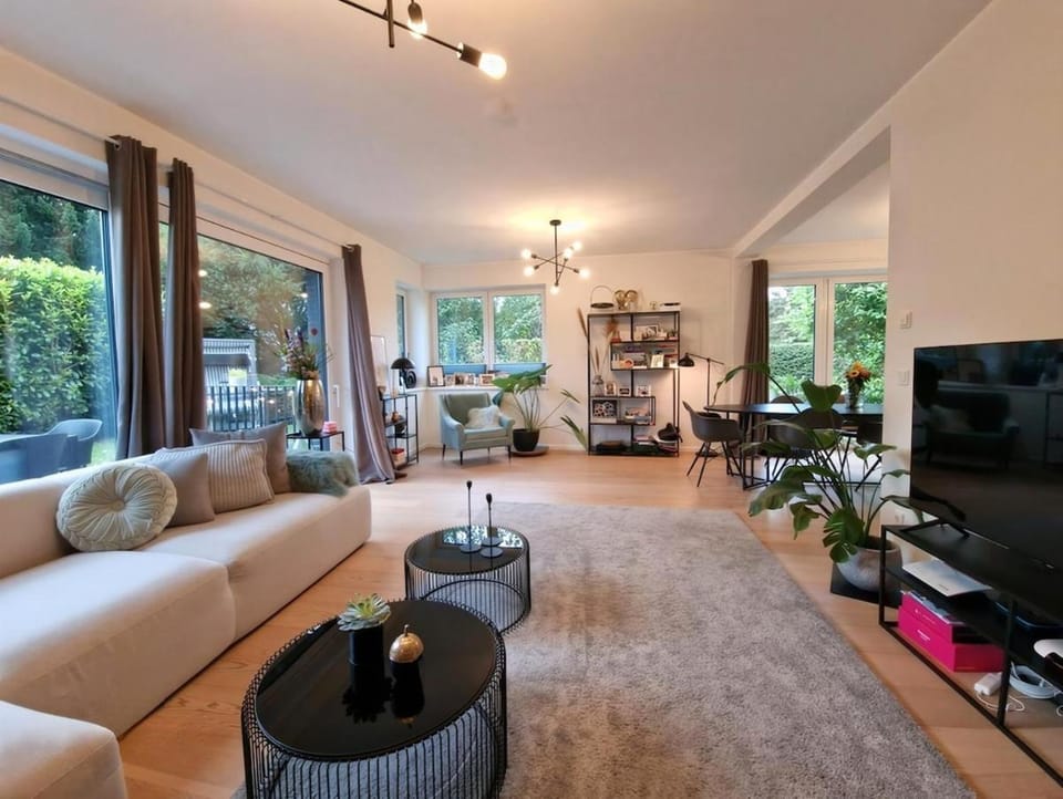 Ein komfortables Haus mit großem Wohnzimmer Apartment in Hamburg