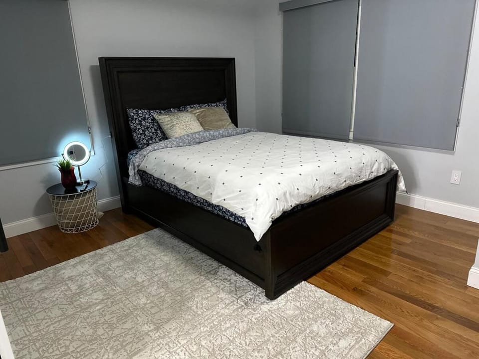 En-suite Luxury Bedroom Near JFK and UBS Vacation rental in Elmont