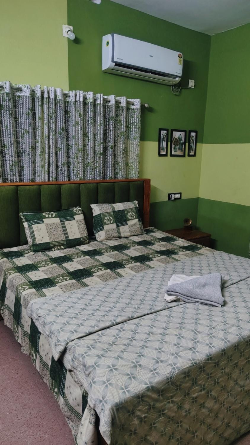 Bed, Photo of the whole room, Bedroom, towels, air conditioner